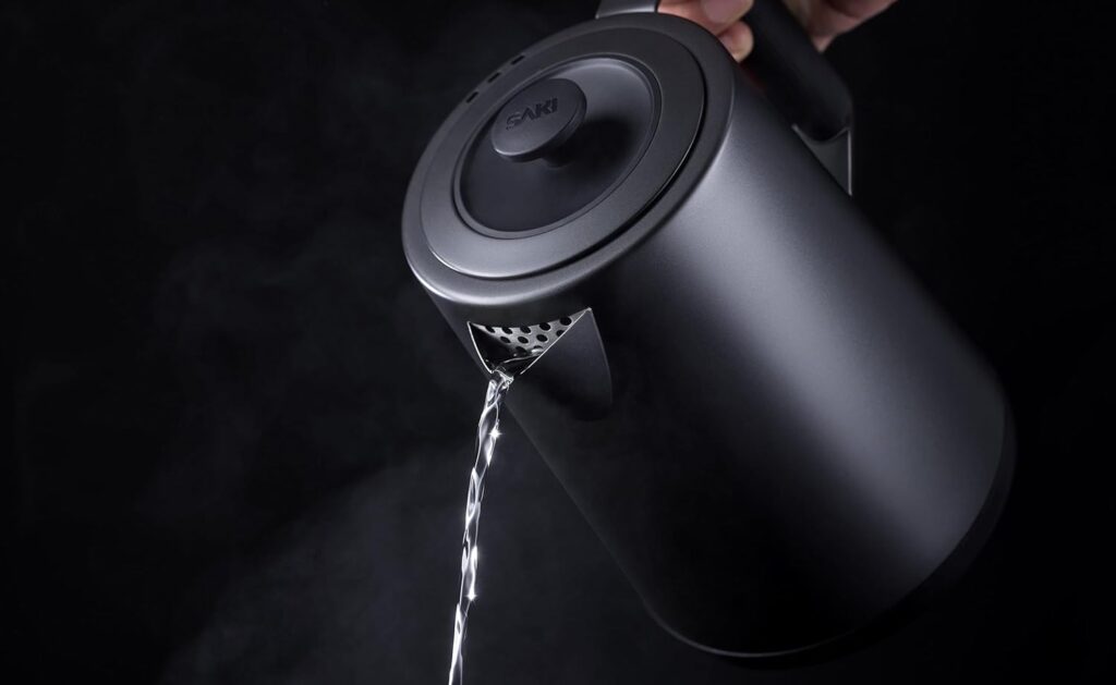 SAKI Luna Electric Kettle pouring